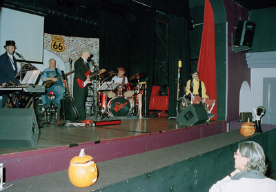 818883 Afbeelding van een optreden van de muziekgroep De Jonkees in het Calypso Theater (Markt 4) te Wijk bij Duurstede.